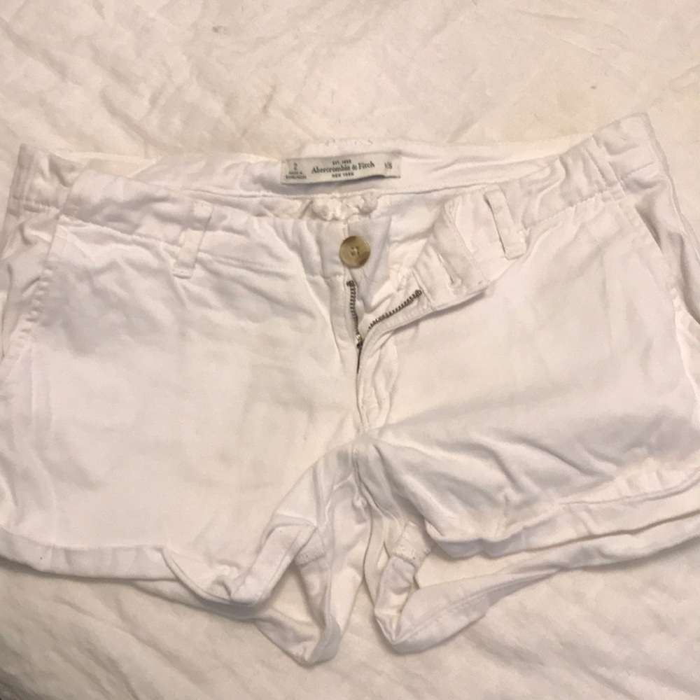 White Abercrombie & Fitch shorts. Size 26